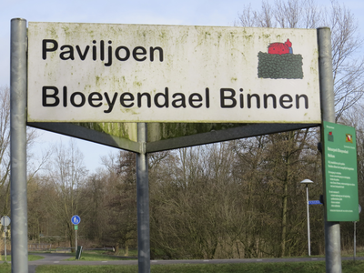 906817 Afbeelding van het naambord 'Paviljoen Bloeyendael Binnen', ontworpen door Dick Bruna, in het Park Bloeyendael ...